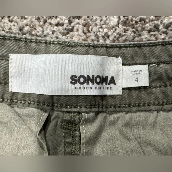 Women’s olive green cargo shorts size 4 - Picture 2 of 3